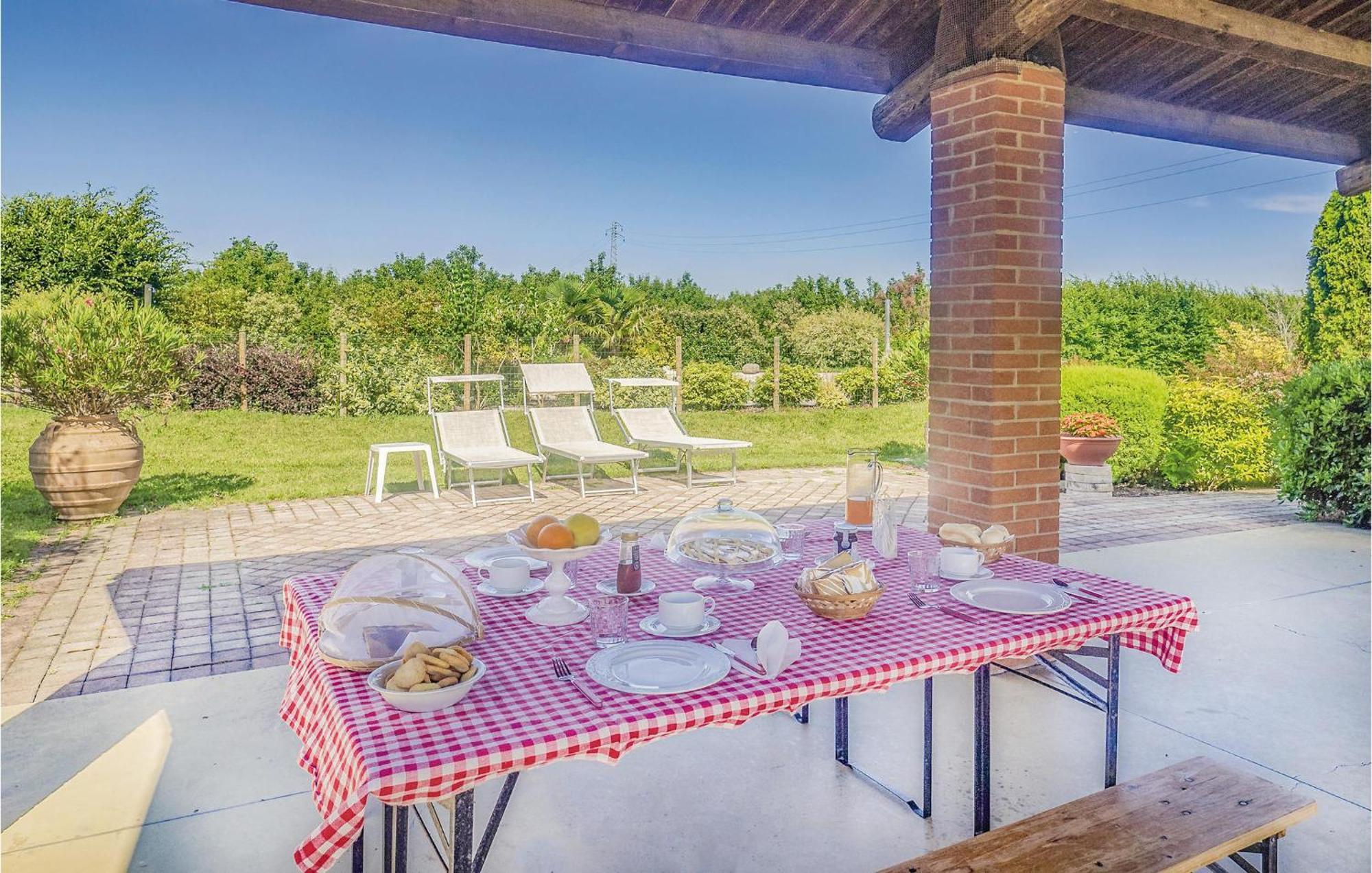 Awesome Home In Ariano Nel Polesine With Kitchen San Basilio ภายนอก รูปภาพ