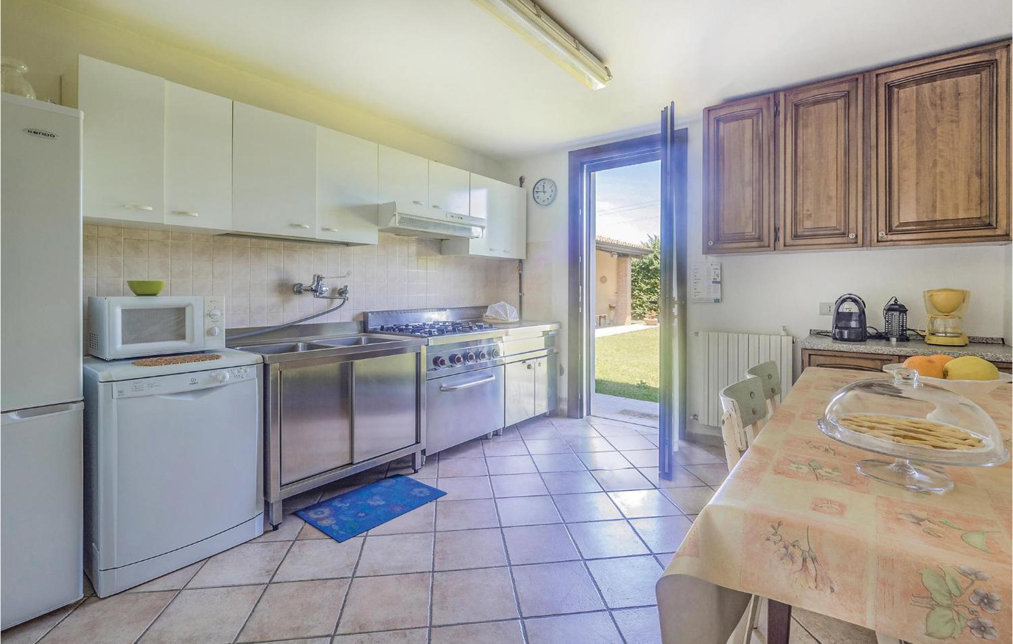 Awesome Home In Ariano Nel Polesine With Kitchen San Basilio ภายนอก รูปภาพ